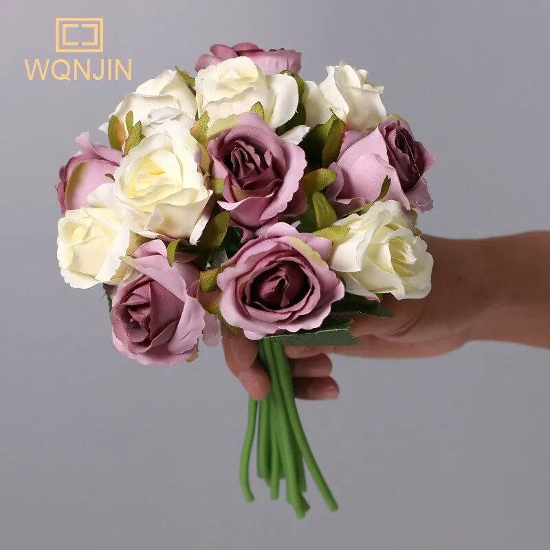 Bouquet de roses blanches et violettes