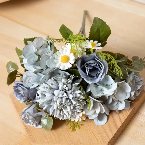 Bouquet de tournesols et boules blanches en soie